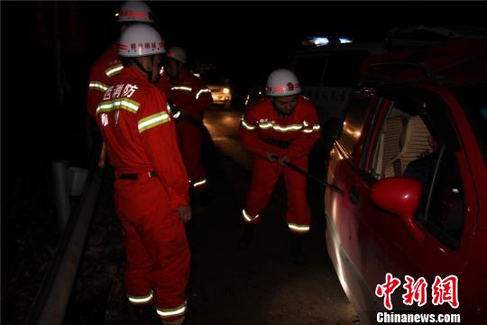 图为事故救援现场。 梁富 摄