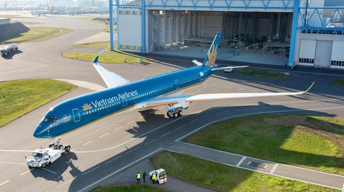 越南航空首架空客A350XWB飞机完成喷漆