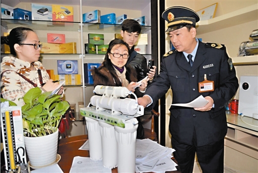 卫生执法人员在对净水器进行检查