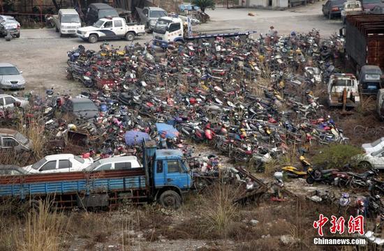 湖北宜昌城区现摩托车坟场 长时间无人移动