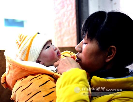 欧小凤正在帮“妹妹”整理衣服。记者滕嘉 摄