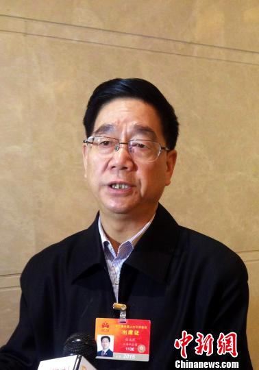 图为10日上午,全国人大代表、江西省高级人民法院院长张忠厚在接受记者采访。 记者 刘占昆 摄