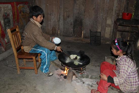 凤山县老木屋里韦氏兄弟引关注 最后的贫困如