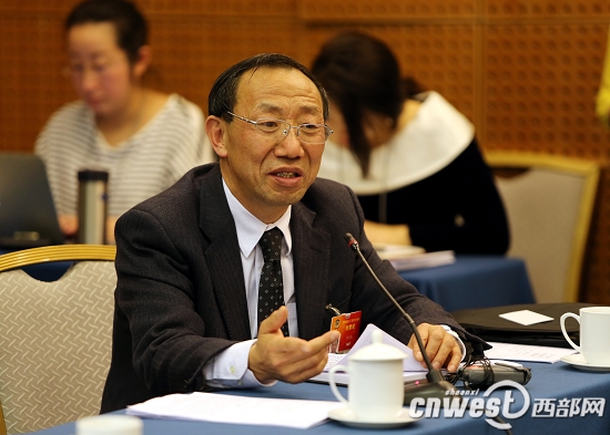 霍学喜认为,陕西经济已经进入换挡期,把增速从高挡位调整到中高速挡位,目的是为转方式、调结构预留空间。