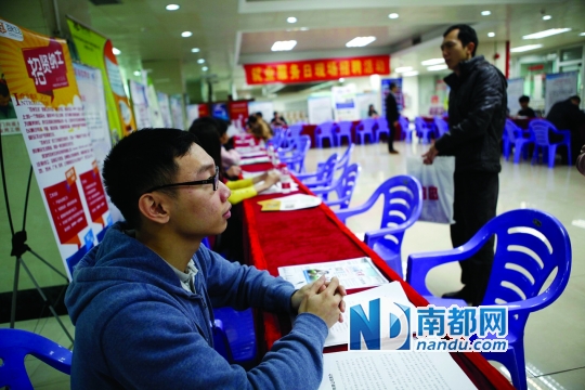 3月10日,就业服务日招聘现场,前来求职的人不多,显得冷冷清清。南都记者 方光明 摄