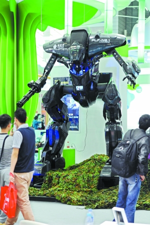 深圳高交会上展示的物流机器人。广州日报记者轩慧摄
