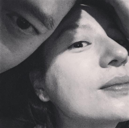 赵薇与老公亲密照