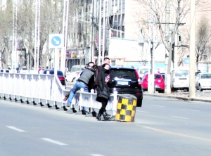 扎堆跨护栏