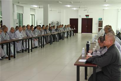 开学典礼上本焕学院全体师生聆听大和尚开示