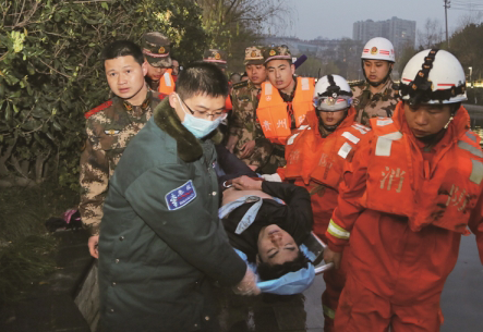 遵义两市民河边散步落水 女子脱险男子身亡_新浪贵州