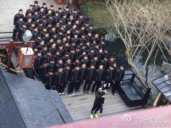 黄晓明率领一众黑衣人