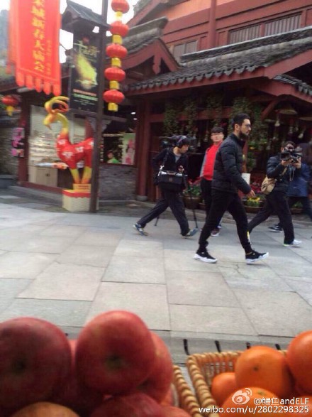 黄晓明现身《奔跑吧兄弟》拍摄现场