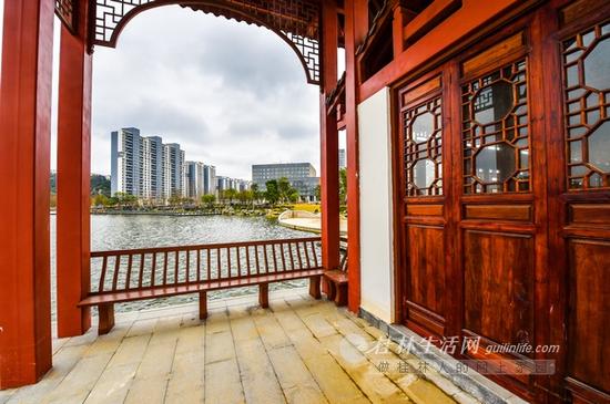 楼房 、水系、亭台形成一道新景。