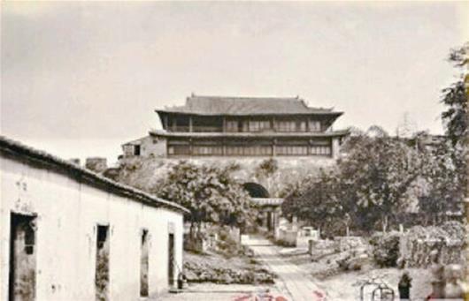图为：1870至1875年，中国人赖阿芳所拍摄的广州西门