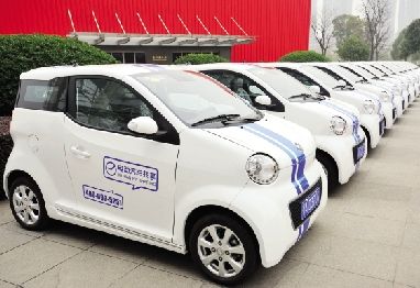 現(xiàn)場交付給武漢電動汽車示范運營公司的東風風神E30L。