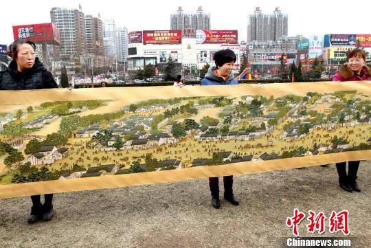 女子5年绣出21米十字绣《清明上河图》长卷