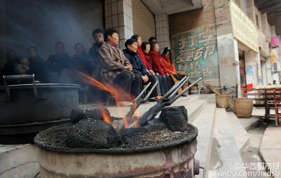 四川传统理发师：火钳烫发定型3个月