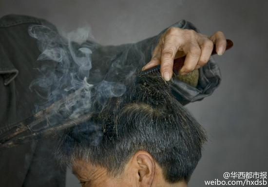 四川传统理发师：火钳烫发定型3个月