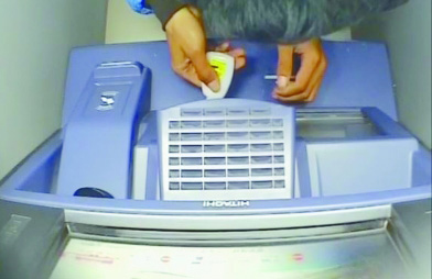 男子胶水粘住出取款机钞口 被监控拍下当场被