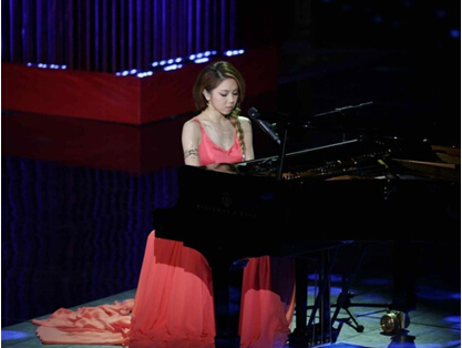 能同款的不只有衣服 邓紫棋春晚同款妆容全揭