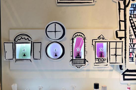 巴黎娇兰之家小黑裙摄影展盛大开幕|法国娇兰