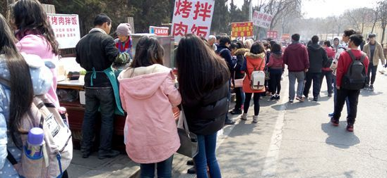 青大小吃摊风头盖食堂 学生:便宜实惠何乐不为