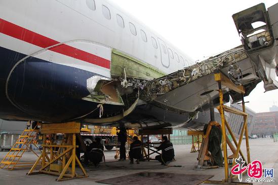 2015年3月12日，山东滨州，维修人员正在对波音737-300飞机进行机翼组装作业。
