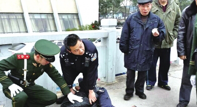 中年男子顺手捡走保温杯被警察制服