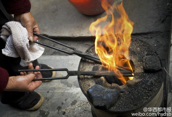 四川传统理发师：火钳烫发定型3个月