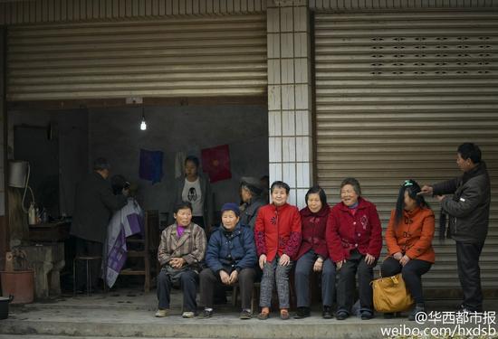 四川传统<em>理发师</em>:火钳烫发定型<em>3个月</em>_新浪四川