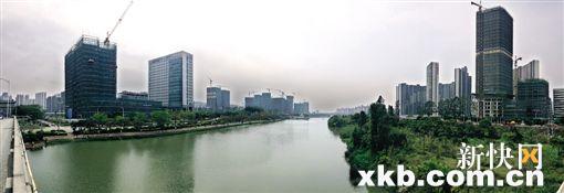 ■蕉门河中心区的房地产项目如雨后春笋般冒起,各大开发商均以“自贸区购房”、“自贸区写字楼”为宣传口号。