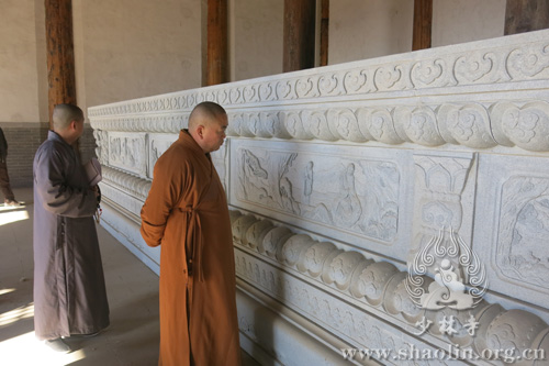 永信方丈一行参观蓟县盘山北少林寺大雄宝殿