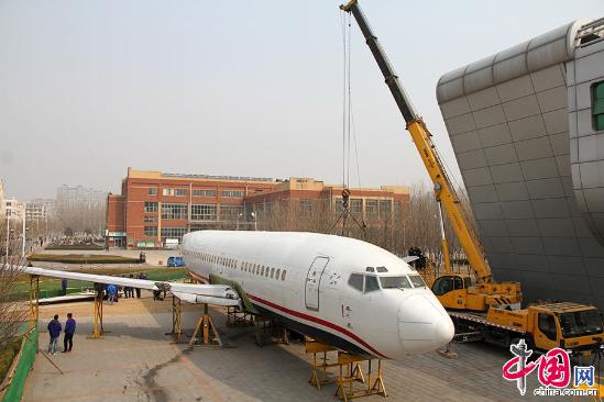 2015年3月12日，山东滨州，维修人员正在对波音737-300飞机进行机翼组装作业。