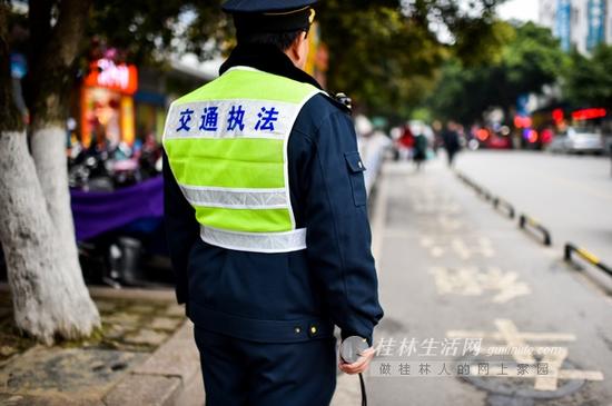 交通执法人员在三多路执勤点巡查。