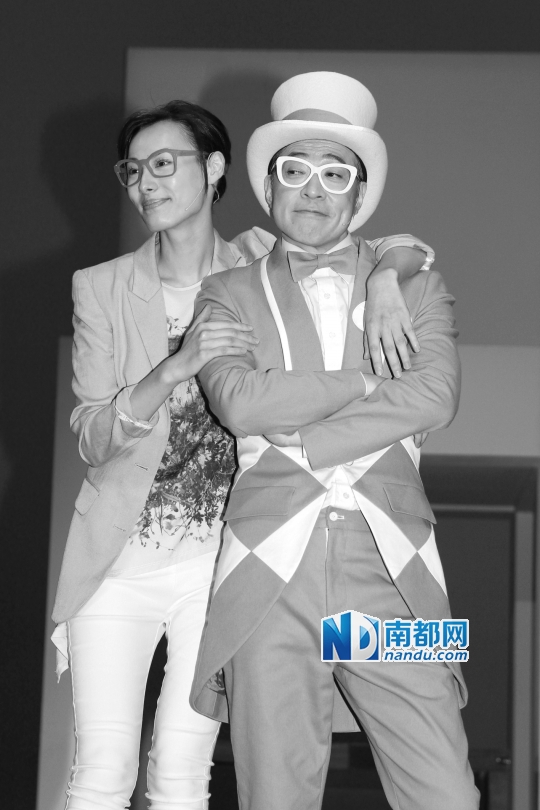 去年5月底至6月与詹瑞文合演舞台剧《快乐勿语》。