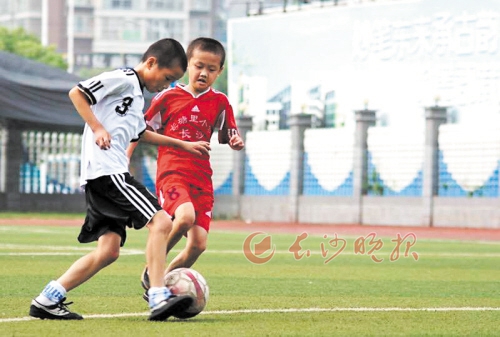 还未加入恒大足校前，尹鑫豪（右）是长塘里小学校足球队主力，最佳射手。受访者尹兆强供图