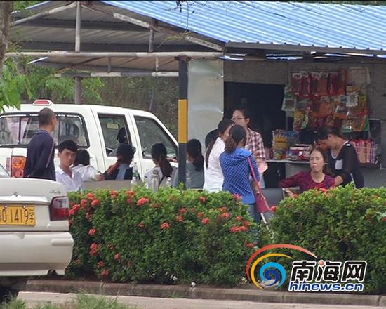 南海网记者对药谷附近的一处练车场进行暗访，等待上车练习的学员在排队等待。(南海网暗访组摄)