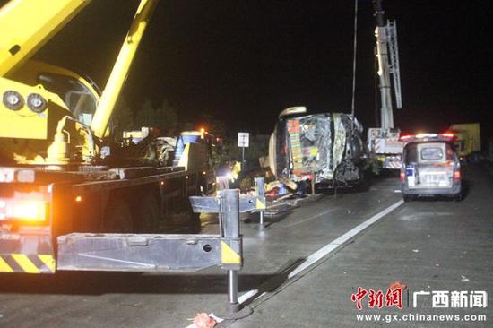 图为当地公安、消防、交警、医疗等相关部门在事故现场开展救援工作