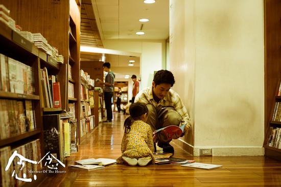 柯宇纶与小女孩