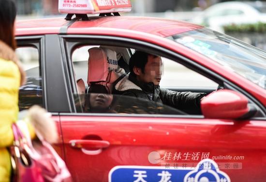 10日下午,中山中路上的一名女子准备打车时,被一辆出租车以各种理由拒载。