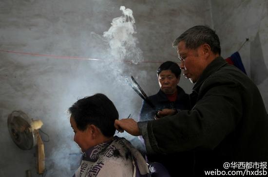 四川传统<em>理发师</em>:火钳<em>烫发</em>定型3个月_新浪四川