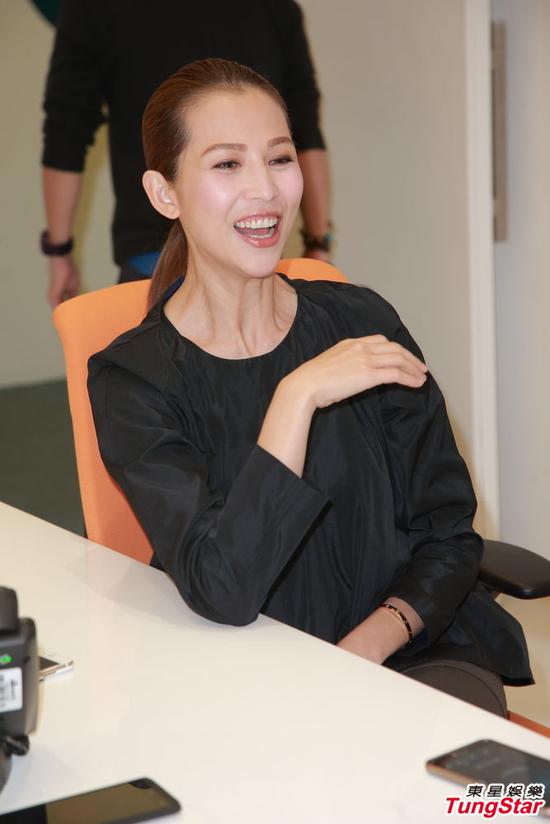 蔡少芬大笑心情好