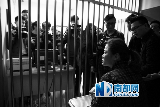 3月12日,深圳市肇事司机付某娜被关押在看守所,面对媒体的镜头,付某娜表示很后悔。南都记者 陈文才 摄
