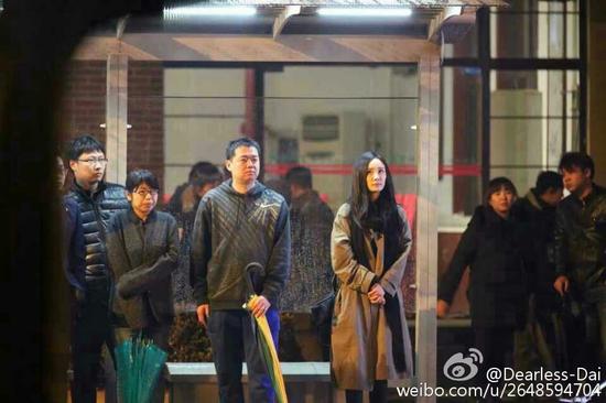 杨幂现身片场