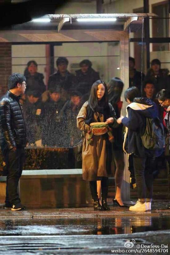 杨幂拍夜戏