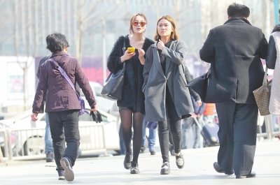 郑州气温犯二冲上20℃ 市民正月穿短裙短袖