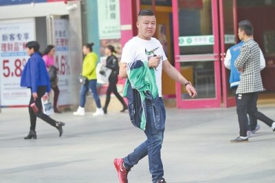 郑州气温犯二冲上20℃ 市民正月穿短裙短袖