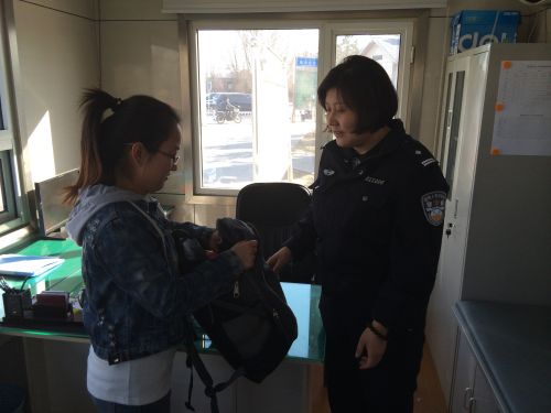 不让须眉 女交警也有柔情_新浪内蒙古_新浪<em>网</em>
