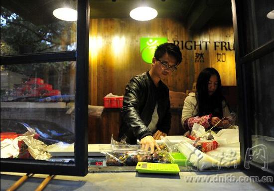 “果然如此”团队的工作人员在打包准备好的山竹