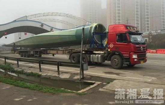 长沙绕城高速发现50米长超长货车 司机被罚